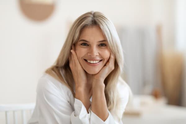 middle-aged-woman-smooth-skin-smiling-600×400 Women smiling with beautiful skin